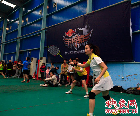 “羽林爭霸”2014紅牛城市羽毛球賽鄭州站比賽現(xiàn)場 “羽林爭霸”2014紅牛城市羽毛球賽鄭州站比賽現(xiàn)場