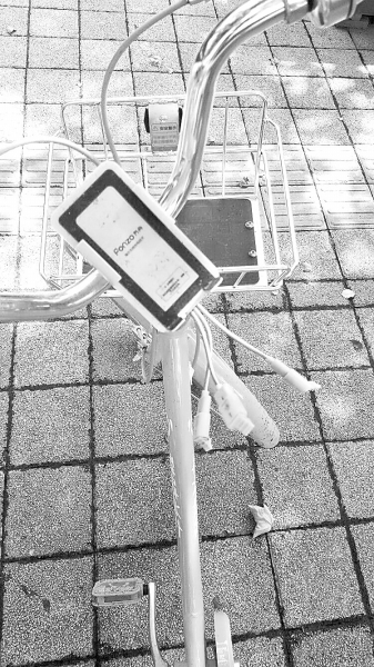 車把中間有手機(jī)充電支架，下方連接著3根充電線。