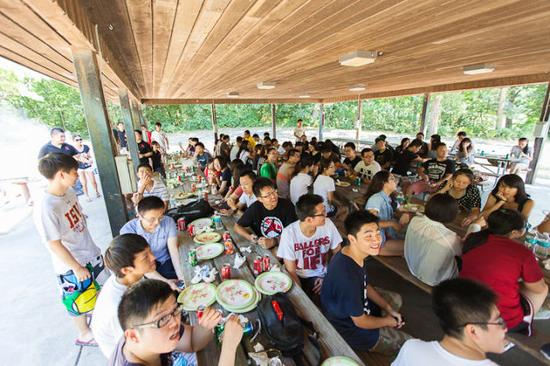 2013年，艾奧瓦州立大學(xué)中國(guó)學(xué)生組織為歡迎新生舉辦燒烤聚餐。