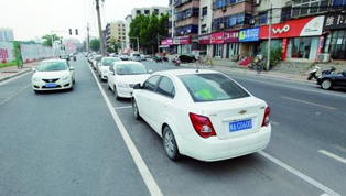 來(lái)看鄭州首創(chuàng)“內(nèi)嵌式”停車位長(zhǎng)啥樣？