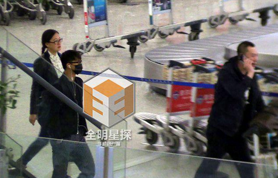 韓庚現(xiàn)身機(jī)場。