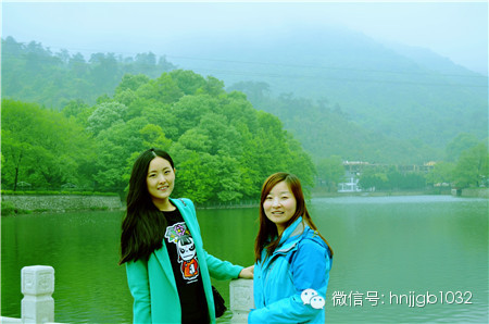 奧斯卡汽車影城的美女和這個風景融入的真好啊，有木有？！