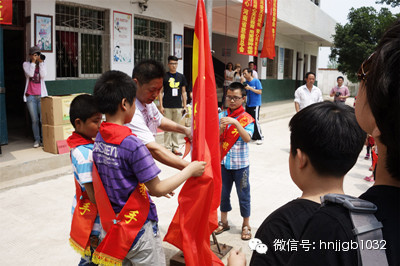 在莊嚴(yán)肅穆的國(guó)歌聲中，五星紅旗冉冉升起。學(xué)校的全體師生、愛心車隊(duì)的全體成員，共同經(jīng)歷了一次特殊的升旗