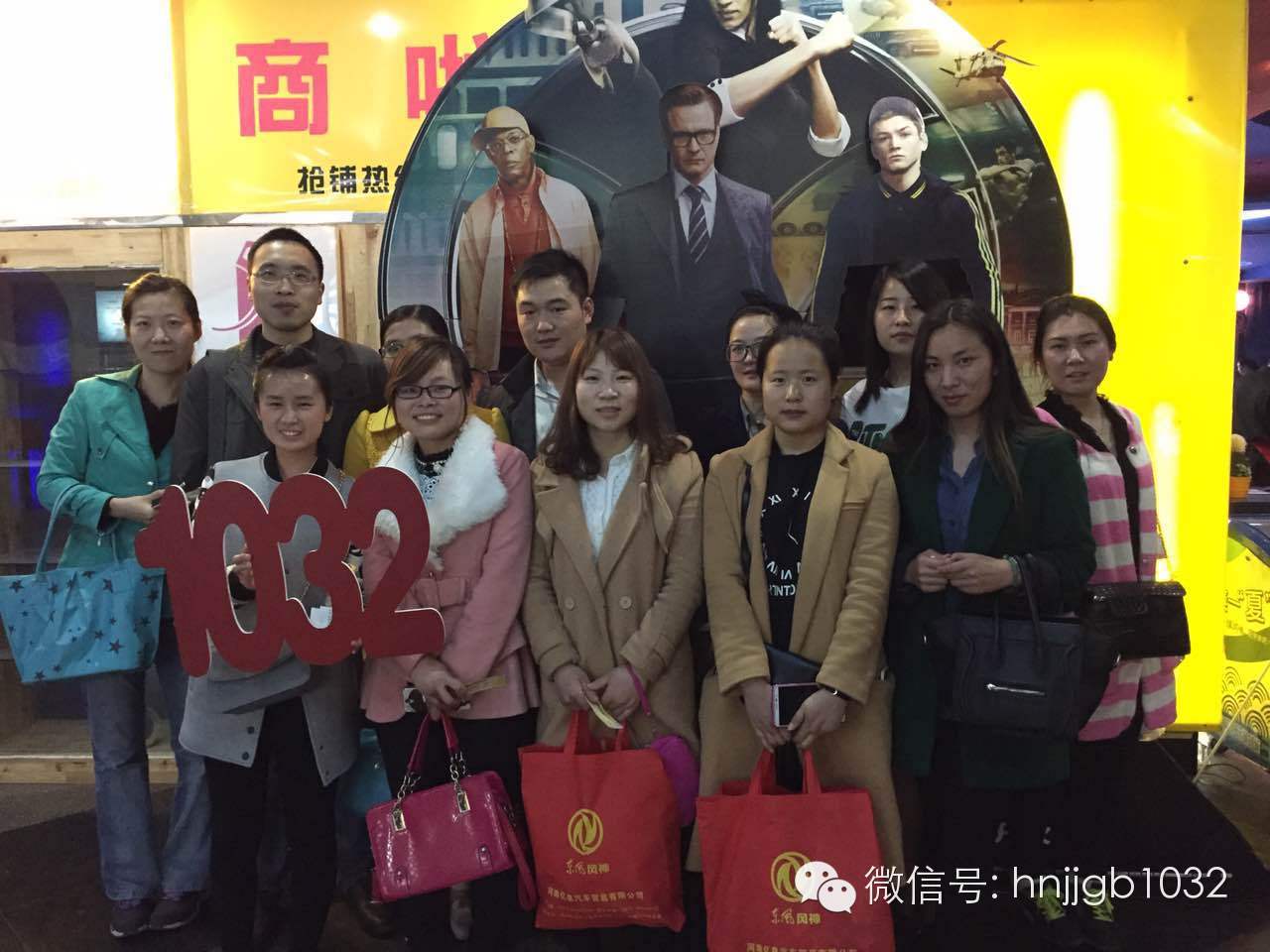 來(lái)個(gè)合影，1032的聽(tīng)眾棒棒噠，個(gè)個(gè)都準(zhǔn)時(shí)到達(dá)了集合地點(diǎn)。Johnny表示很欣慰?。? complete=