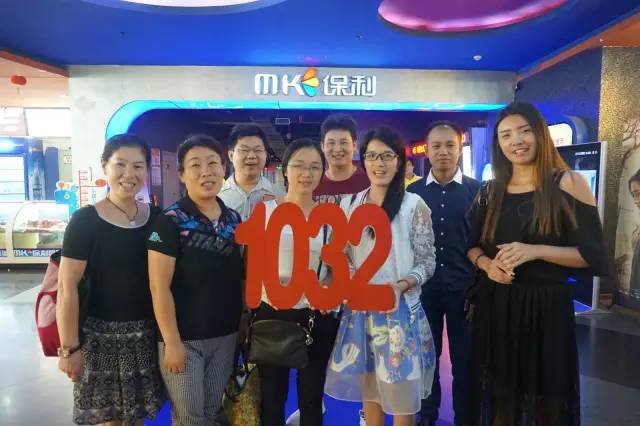 認(rèn)識(shí)的不認(rèn)識(shí)的，拍張合照就是朋友啦