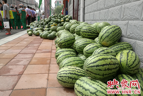 經(jīng)濟廣播工作人員和愛心企業(yè)給正在忙碌的環(huán)衛(wèi)工人、交警等送去一萬六千多斤西瓜和近百提礦泉水。