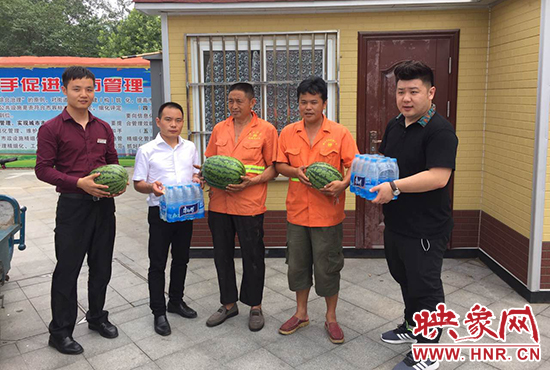 經(jīng)濟廣播工作人員和愛心企業(yè)給正在忙碌的環(huán)衛(wèi)工人、交警和協(xié)警等送去了一萬六千多斤西瓜和近百提礦泉水。
