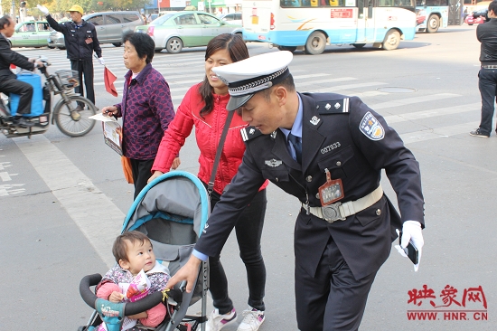 執(zhí)勤民警楊華民引領行人正確走斑馬線