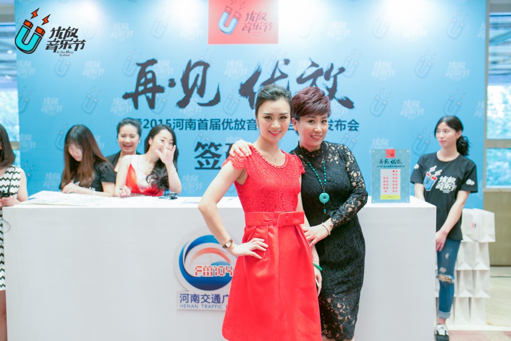 貼心的南方姐姐和美女主播小佩，海洋是不是每天都要流口水呀！