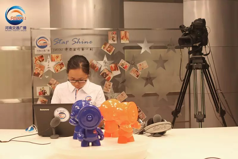 還是抽獎(jiǎng)的姑娘比較認(rèn)真！為保證抽獎(jiǎng)的公平公正，映象網(wǎng)進(jìn)行了全程視頻直播。