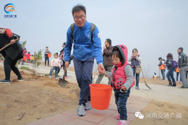 爸比爸比，你會(huì)種小樹嗎？我來教你吧~