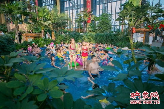 又開始過夏天的孩子們，在溫潤(rùn)的泉水里放任天性。