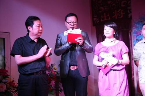 中國(guó)戲劇家協(xié)會(huì)副主席、省戲劇家協(xié)會(huì)主席、《周迪有戲》節(jié)目藝術(shù)總監(jiān)李樹建（左1）為月冠軍頒獎(jiǎng)
