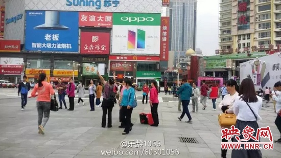 他們從四面八方匯集到二七塔下，由行走路人一下變成了一支舞蹈隊，跳起了節(jié)奏歡快、時尚動感的舞蹈。
