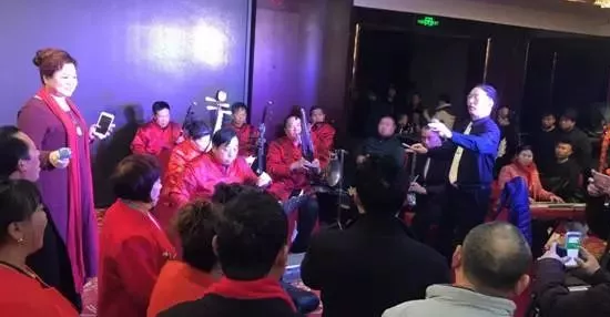 現(xiàn)場的樂隊(duì)老師也是咱的戲迷朋友，為了周迪的見面會(huì)今天累也開心