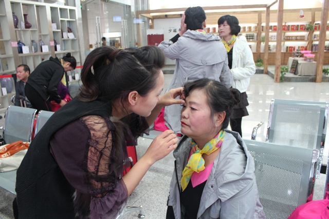 活動(dòng)開始前，教育廣播女主播幫參與活動(dòng)演出的老人化妝