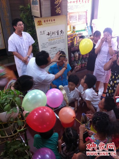 活動開始了，濟(jì)華中醫(yī)館的保健按摩專家李老師為大家講解如何有效預(yù)防青少年近視。