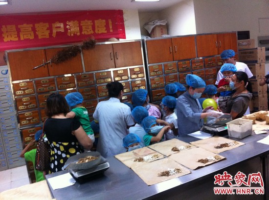 　　接下來，要進(jìn)入到有中醫(yī)“博物館”之稱的中藥房去探秘啦！藥房那些小抽屜里面裝的是什么？孩子們很好奇
