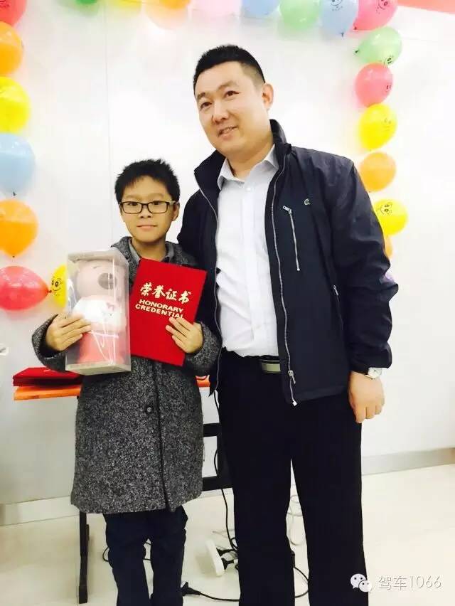 我是小小銀行家，來跟行長合個影哦