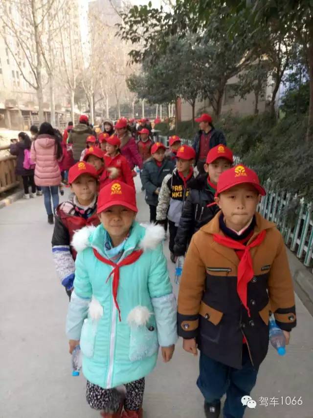 脖子上戴著紅領(lǐng)巾，頭上頂著小紅帽，排著整齊的隊(duì)伍——出發(fā)！