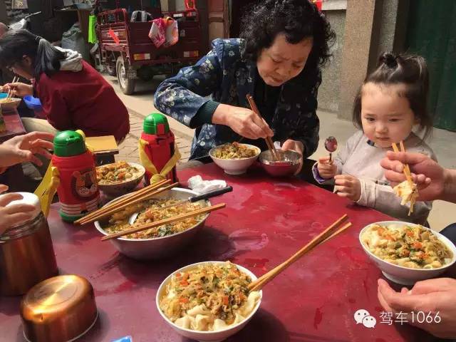 據(jù)說手搟面和柴雞蛋更配哦！