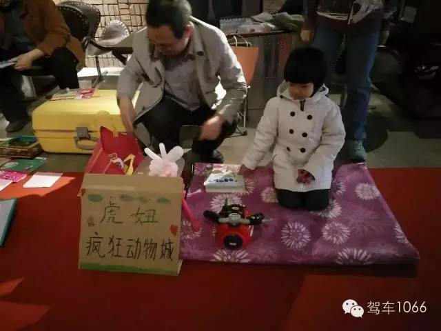 這位小老板的攤位擺的有模有樣的，不過旁邊這位酷爸怎么這么眼熟？