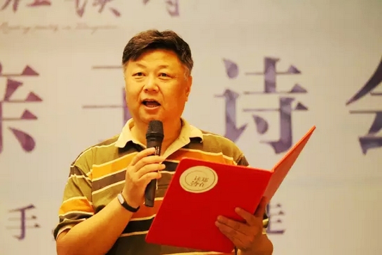 第一個節(jié)目便是重磅，大象融媒·欣欣象融網(wǎng)絡(luò)科技公司董事長魏峰帶來沈浩波的作品《在夏天時想起秋天》