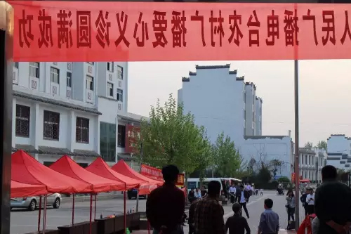 在大家的齊心努力下，終于在天黑前將第二天義診活動(dòng)場(chǎng)地搭建好了。
