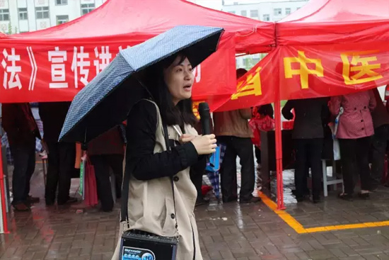 《健康河南》主播柳青也一直在雨中，不畏寒冷，引導(dǎo)大家排隊(duì)掛號(hào)，指路，排憂解難……