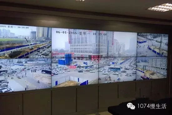 通過監(jiān)控人員操控“電子眼”調(diào)整焦距，可以看到整個工地全景