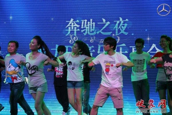 熱情洋溢的開場舞，DJ們?nèi)硇耐度? complete=