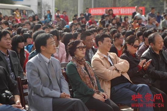 主辦方領(lǐng)導在演出現(xiàn)場 主辦方領(lǐng)導在演出現(xiàn)場