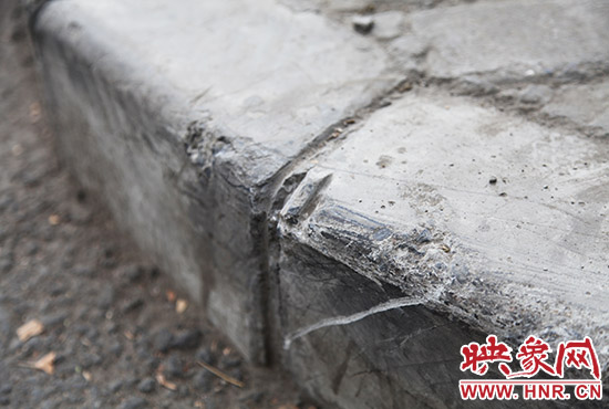 車道邊上的臺階，滿是電動車摔下碰撞的痕跡
