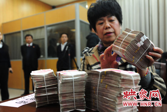 當(dāng)天共發(fā)放執(zhí)行款4110萬元。其中，支票4018萬元，現(xiàn)金92萬元。