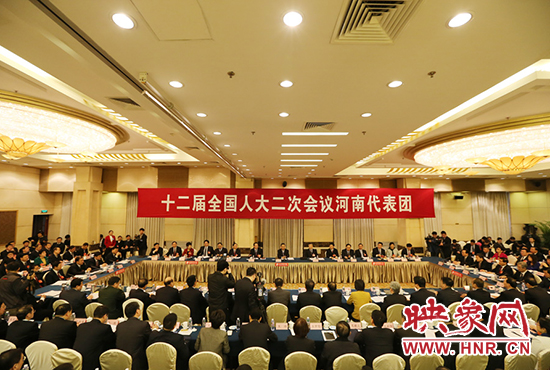 3月5日下午，第十二屆全國人代會河南代表團召開全體會議，議論政府工作報告。
