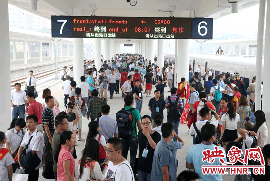自6月25日鄭焦城際鐵路開通以來(lái)，客流量遠(yuǎn)遠(yuǎn)超出預(yù)期。