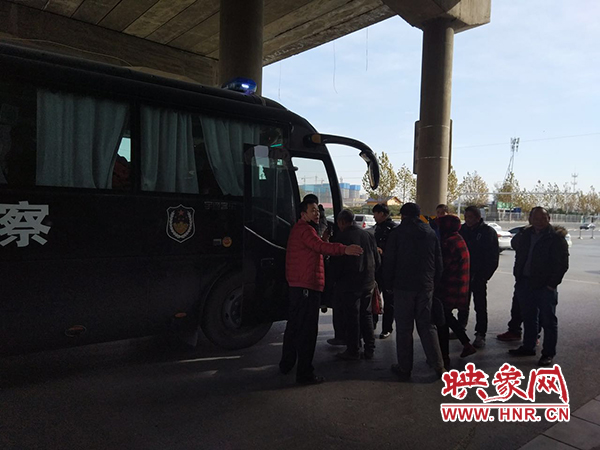 警方調(diào)來車輛，將超載人員轉(zhuǎn)運走