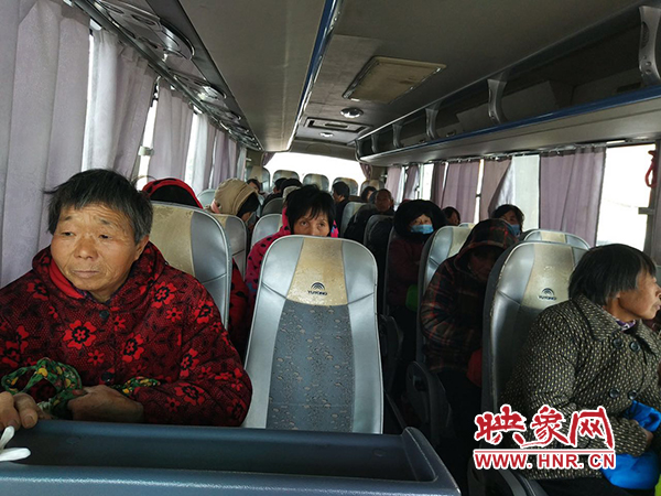 警方調(diào)來車輛，將超載人員轉(zhuǎn)運走