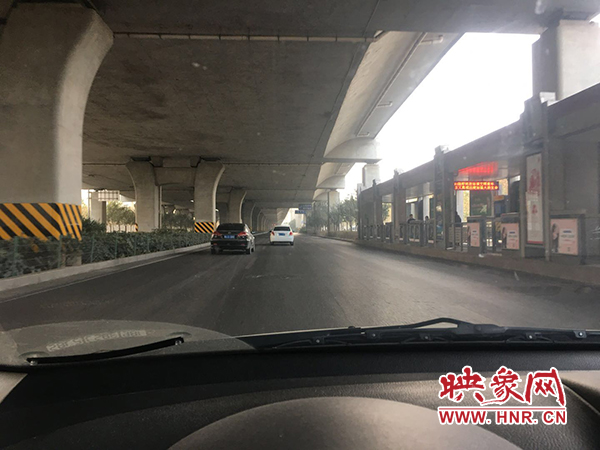 限行首日，三環(huán)橋上橋下，車輛不多，交通狀況良好。