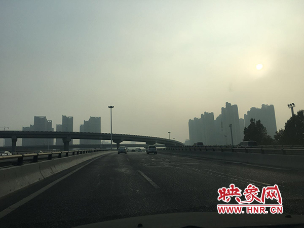 限行首日，三環(huán)橋上橋下，車輛不多，交通狀況良好。