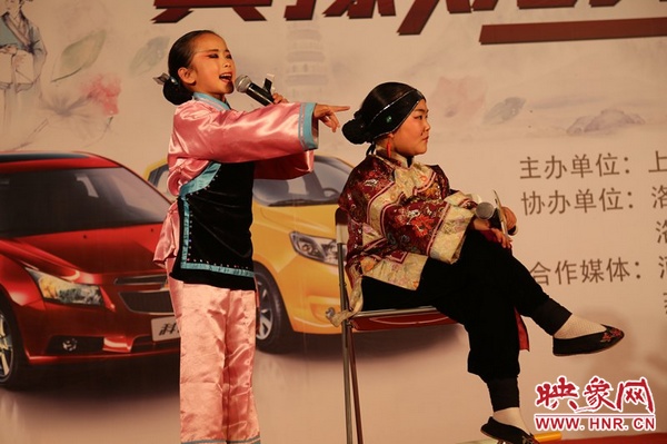 兩個小演員的表演活潑，惹得觀眾連連叫好。