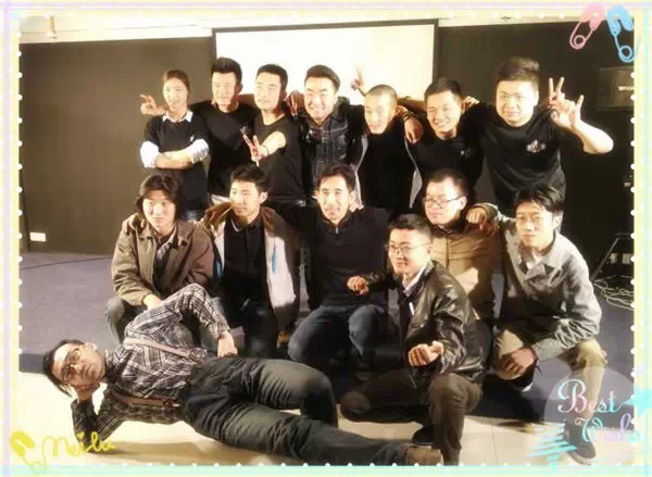表演結(jié)束，看這哥們兒，為了和演員合影也是蠻拼的！