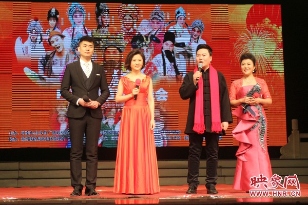 戲迷春晚主持人月陽（右二）、李亞楠（右一）、王巖（左二）、王曉凡（左一）