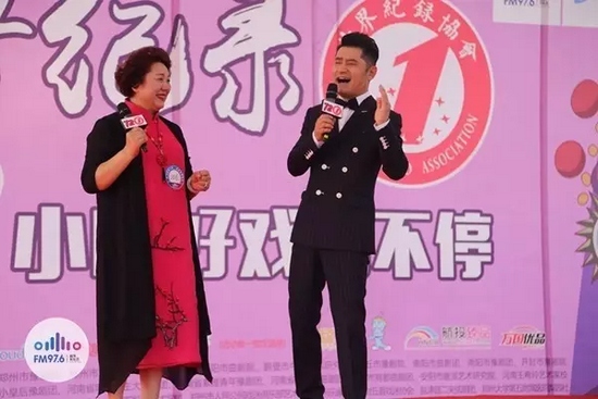 原來是關(guān)大帥哥的演唱，逗笑了全場觀眾