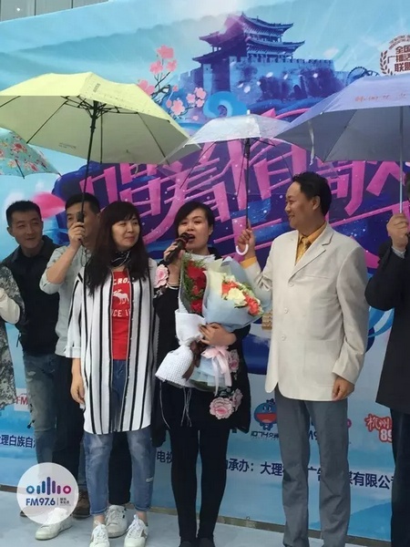 海波瞞著妻子，請來妻子的家人，耿梅驚喜感動，喜極而泣~