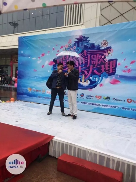 這位男士向遠在家鄉(xiāng)的妻子隔空表白，勇氣真是大大的，您對妻子的愛，已經(jīng)超越萬水千山。