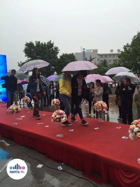 　　好友從屏幕后面走出來，他們特意從陜西、平頂山趕來為兩人送出祝福。