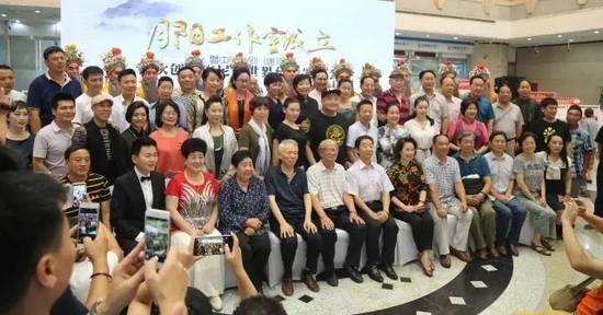 諸多藝術(shù)家和社會各界人士以及唐派弟子、戲迷到場祝賀