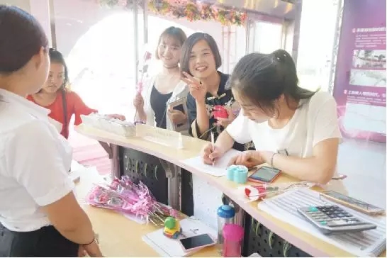 到場嘉賓均獲得巧克力一盒，女士另外還獲得獲得玫瑰花一支。