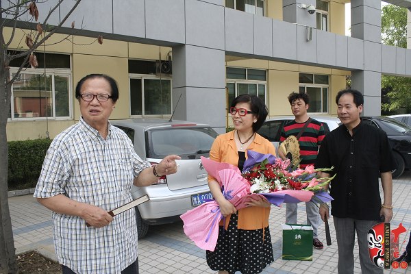 左起:著名豫劇表演藝術家賈庭聚、河南電臺戲曲廣播總監(jiān)木子、唐派再傳弟子郭志成等待看望馬云玲女士 左起:著名豫劇表演藝術家賈庭聚、河南電臺戲曲廣播總監(jiān)木子、唐派再傳弟子郭志成等待看望馬云玲女士